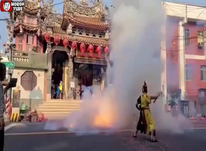Video :It was a mistake to remain near the firecrackers!